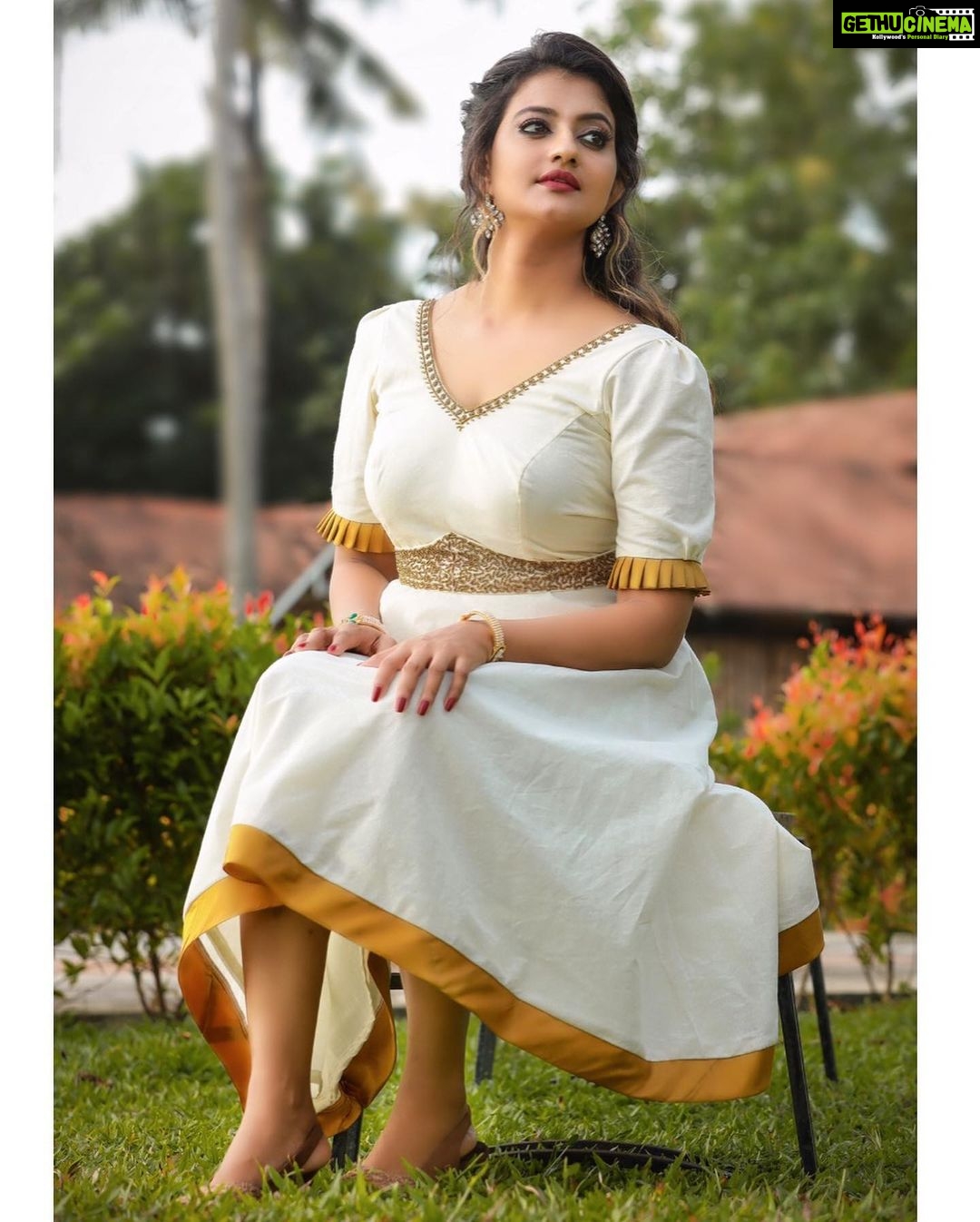 Priyanka Nair Instagram - Shhh.. Photography - @shalupeyad MUA - @jijo_jo_the_makeup_artist Costume - @crezzadesignerstitching