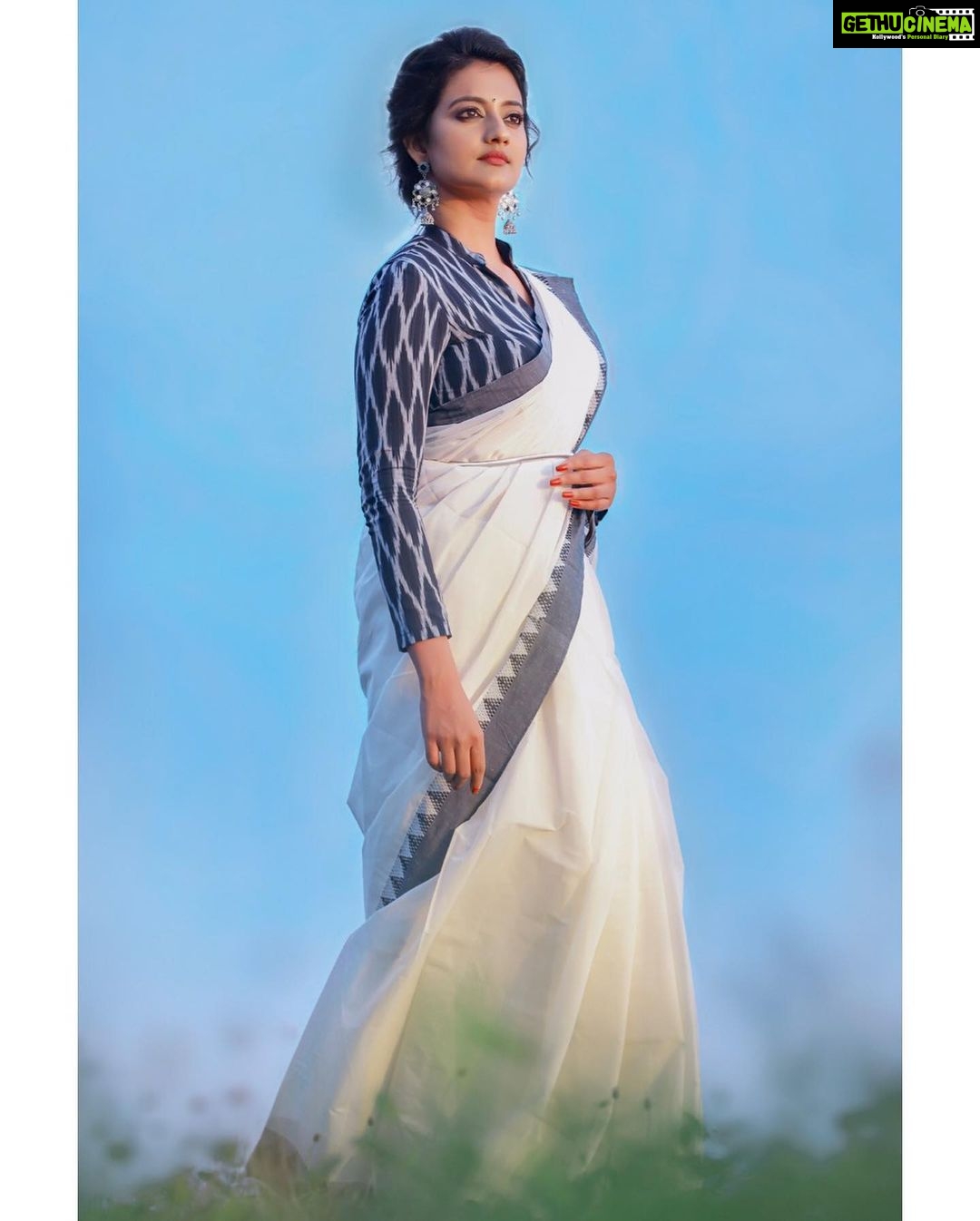Priyanka Nair Instagram - ഉത്രാടദിന ആശംസകൾ 🌼🌸 Photography - @shalupeyad MUA - @jijo_jo_the_makeup_artist Costume - @kasavumall @crezzadesignerstitching . . . . #uthradam#festivalday#photoshoot#priyankanair#kerala#onam#malayalee#saree#actress#trivandrum#insta#instapic#instagram