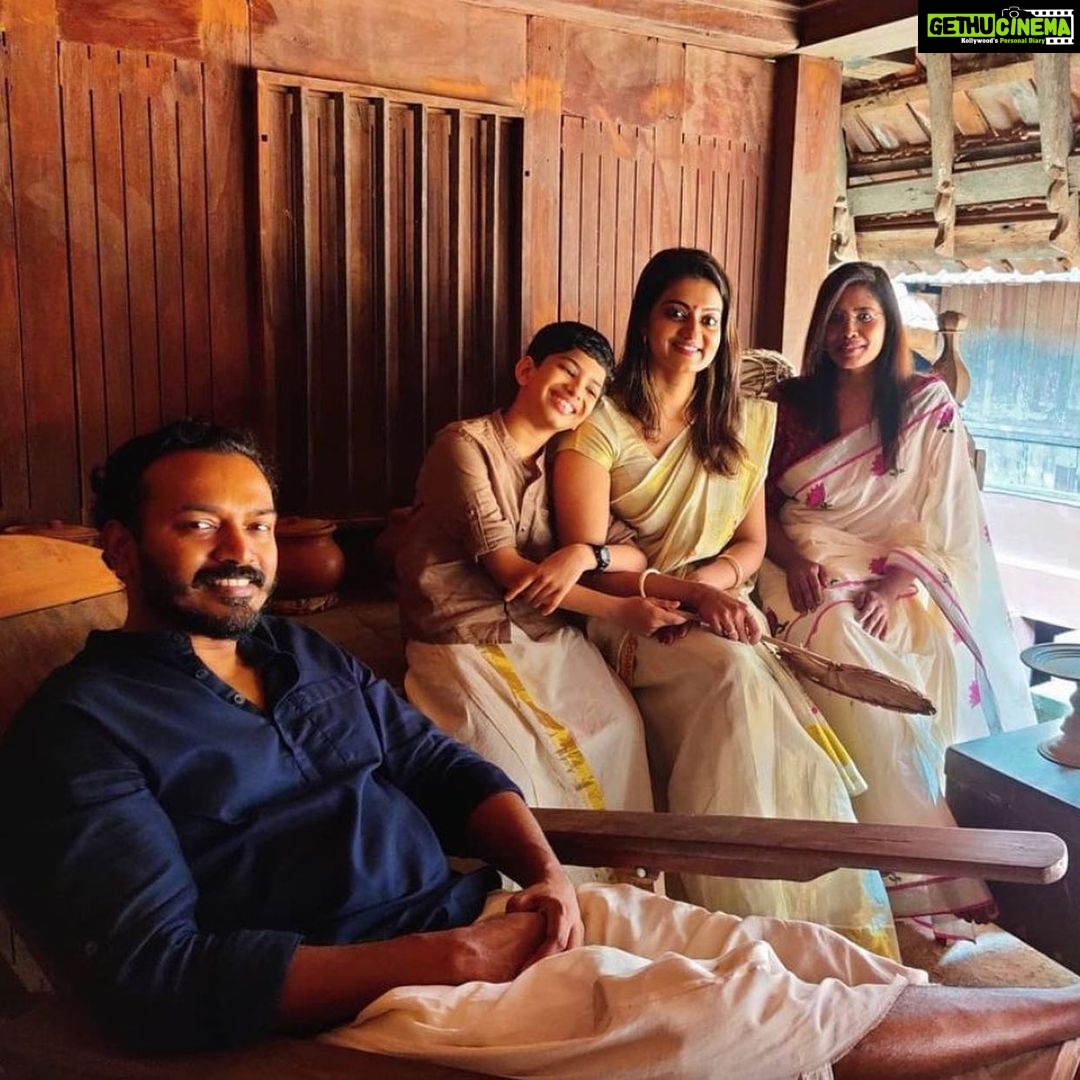 Priyanka Nair Instagram - At Charithramalika ,Amaravila Trivandrum 😍 @dhanyasanalk @peanut.can.die #appu
