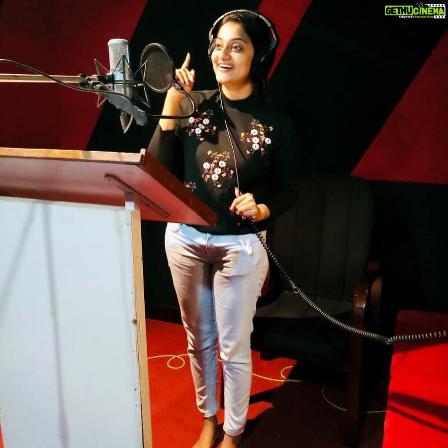 Priyanka Nair Instagram - Dubbing time ☺️😍 Pic courtesy @abhilashpn.official @davisvazhapilly kalabhavan Theatre Trivandrum