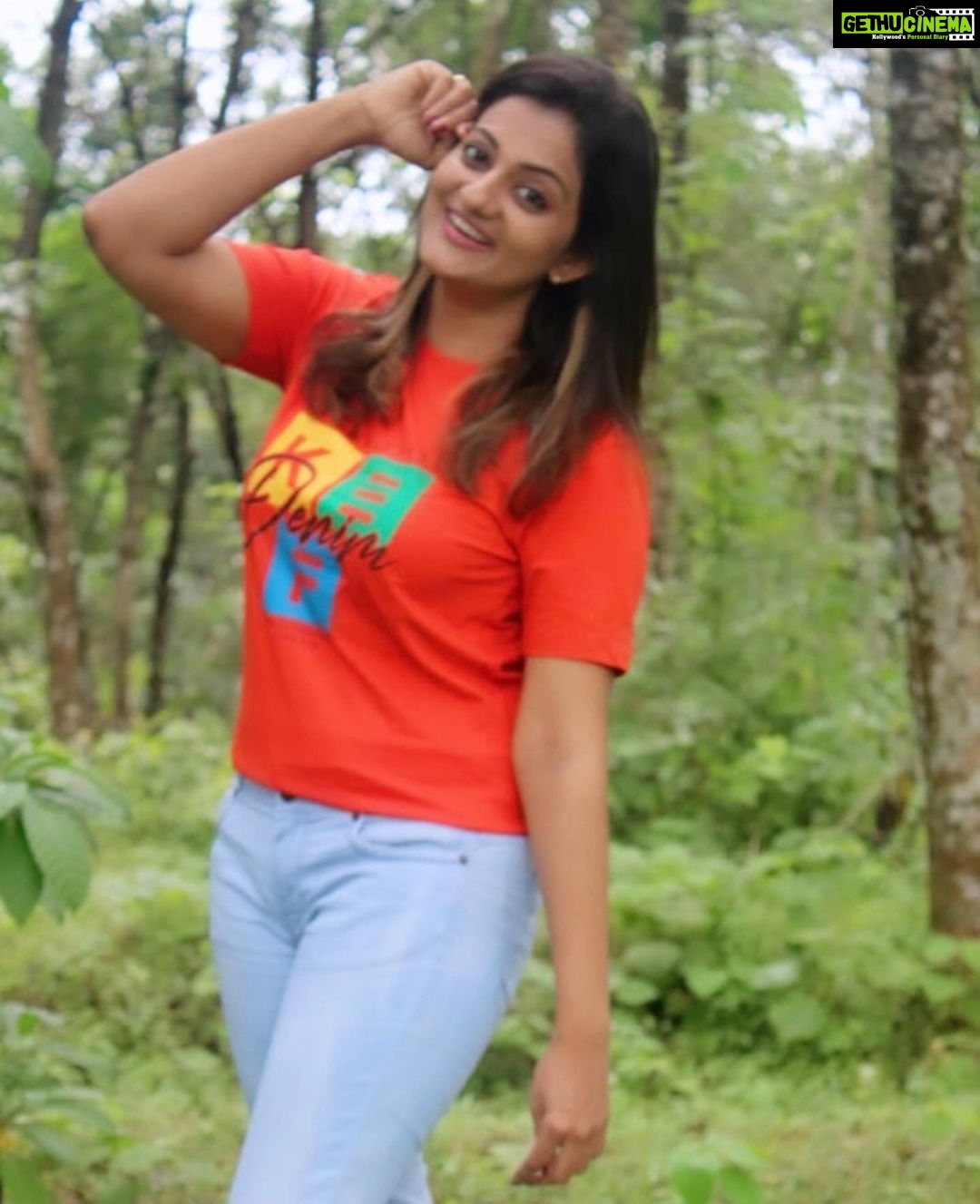 Priyanka Nair Instagram - Wearing thse beautiful T-shirts from @kefclothings @samad_kef @teamkef ☺️