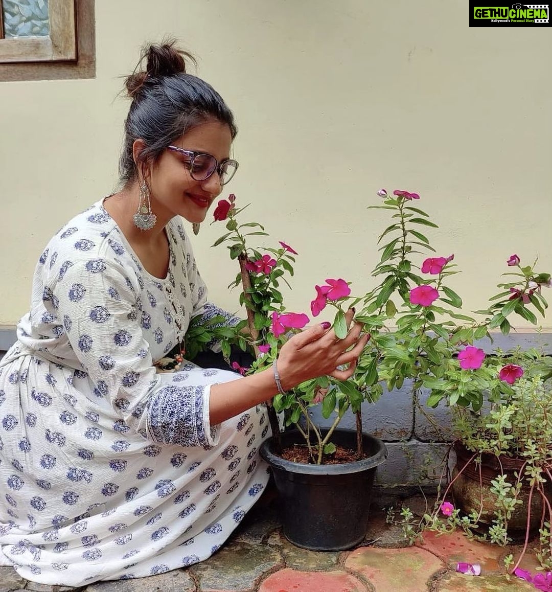 Priyanka Nair Instagram - To me flowers are happiness ☺️