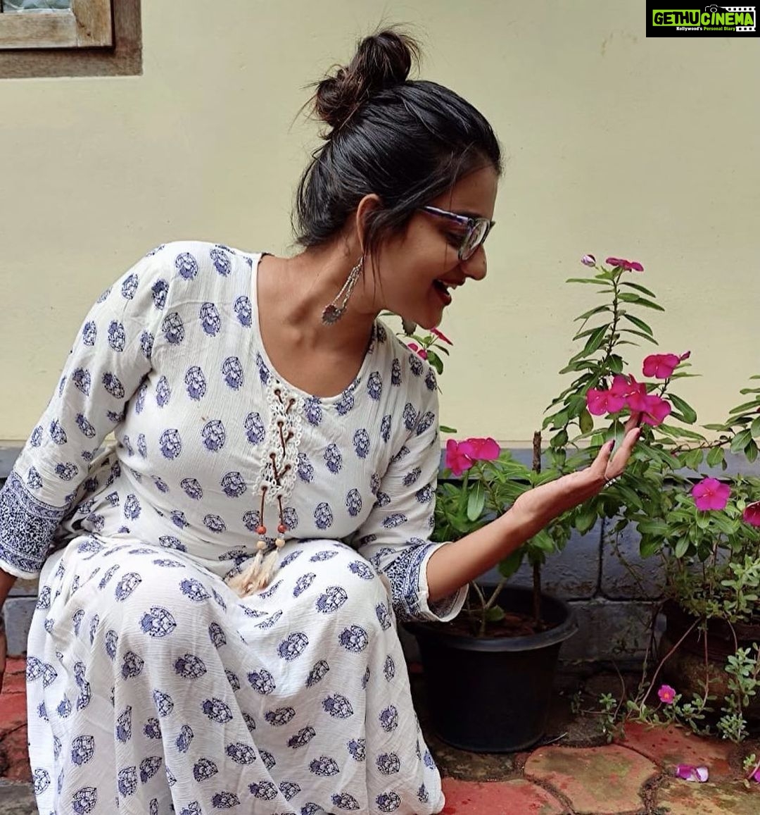 Priyanka Nair Instagram - To me flowers are happiness ☺️