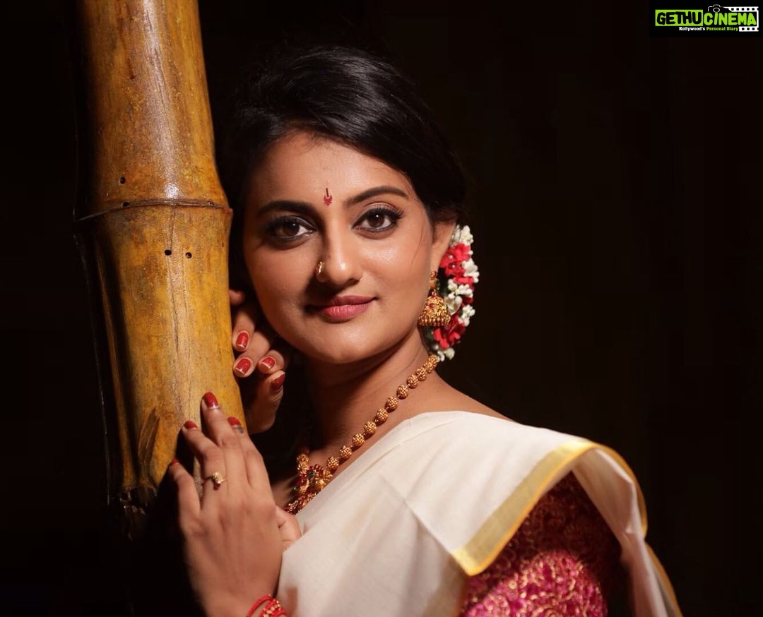Priyanka Nair Instagram - Glow on ✨ Captured by @shalupeyad Make up and hairstyle @suma_thefacechanger - - - #selflove#photoshoot#saree#flower#priyanka#priyankanair#kerala#malayali#tamil#tollywood#bollywood#hollywood#malluwood#kollywood#insta#instapic#instatime#instapic#instagram