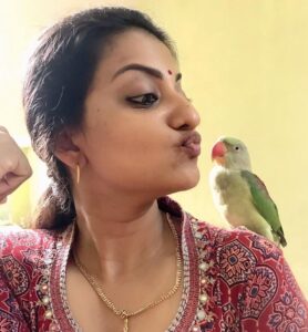 Priyanka Nair Instagram - World forestry day !
All you need is love 💓 
#birdslove #candid#parrotstagram
