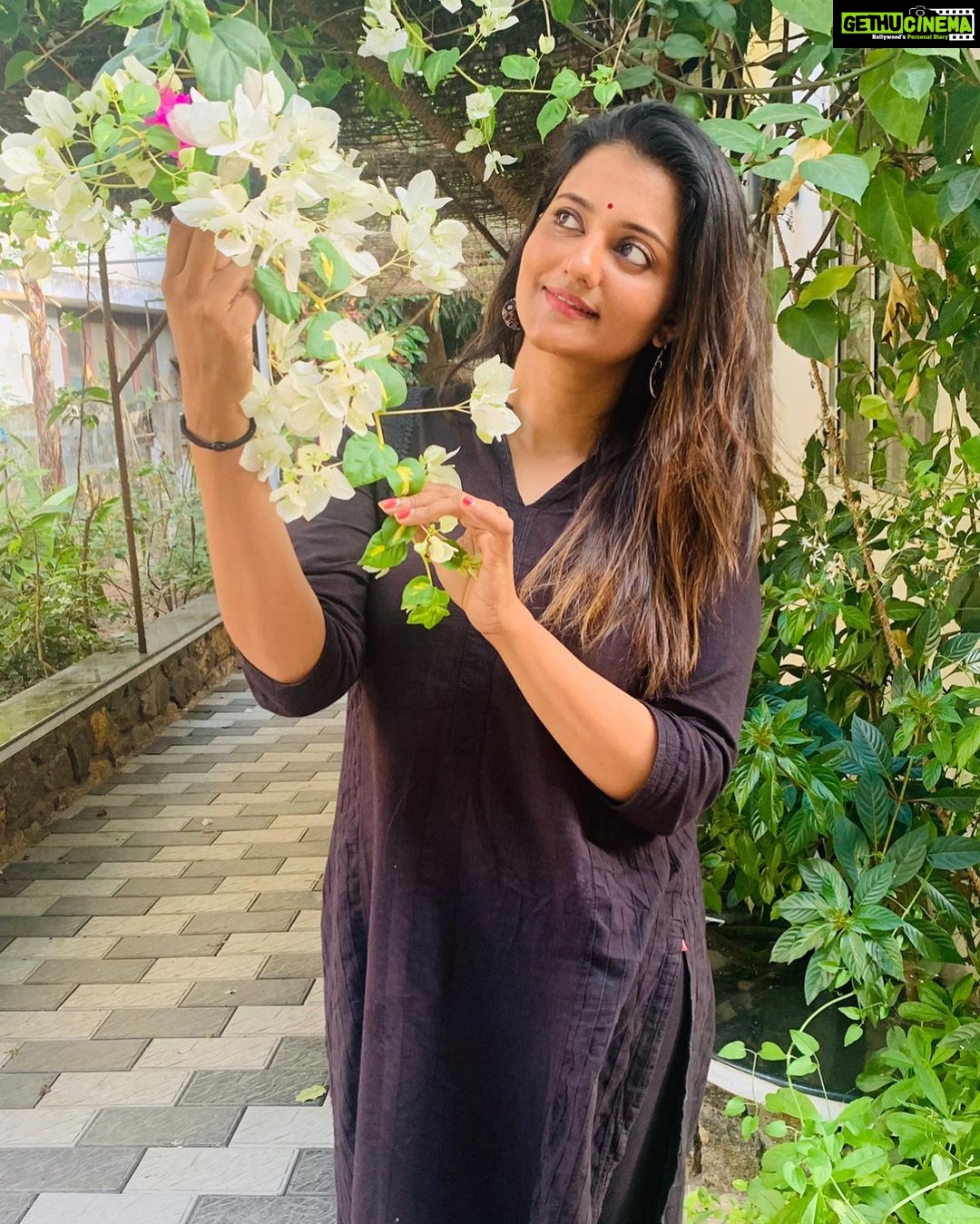 Priyanka Nair Instagram - മലര്മണം മാഞ്ഞല്ലൊ മറ്റുള്ളോര് പോയല്ലോ മമസഖീ നീയെന്നു വന്നു ചേരും മനതാരില് മാരിക്കാര് മൂടിക്കഴിഞ്ഞല്ലോ മമസഖീ നീയെന്നു വന്നുചേരും ഒരു പുഷ്പം മാത്രമെന് പൂങ്കുലയില് നിര്ത്താം ഞാന് ഒടുവില് നീയെത്തുമ്പോള് ചൂടിക്കുവാന് ♥️♥️♥️