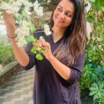 Priyanka Nair Instagram – മലര്‍മണം മാഞ്ഞല്ലൊ മറ്റുള്ളോര്‍ പോയല്ലോ
മമസഖീ നീയെന്നു വന്നു ചേരും
മനതാരില്‍ മാരിക്കാര്‍ മൂടിക്കഴിഞ്ഞല്ലോ
മമസഖീ നീയെന്നു വന്നുചേരും
ഒരു പുഷ്പം മാത്രമെന്‍ പൂങ്കുലയില്‍ നിര്‍ത്താം ഞാന്‍
ഒടുവില്‍ നീയെത്തുമ്പോള്‍ ചൂടിക്കുവാന്‍ ♥️♥️♥️