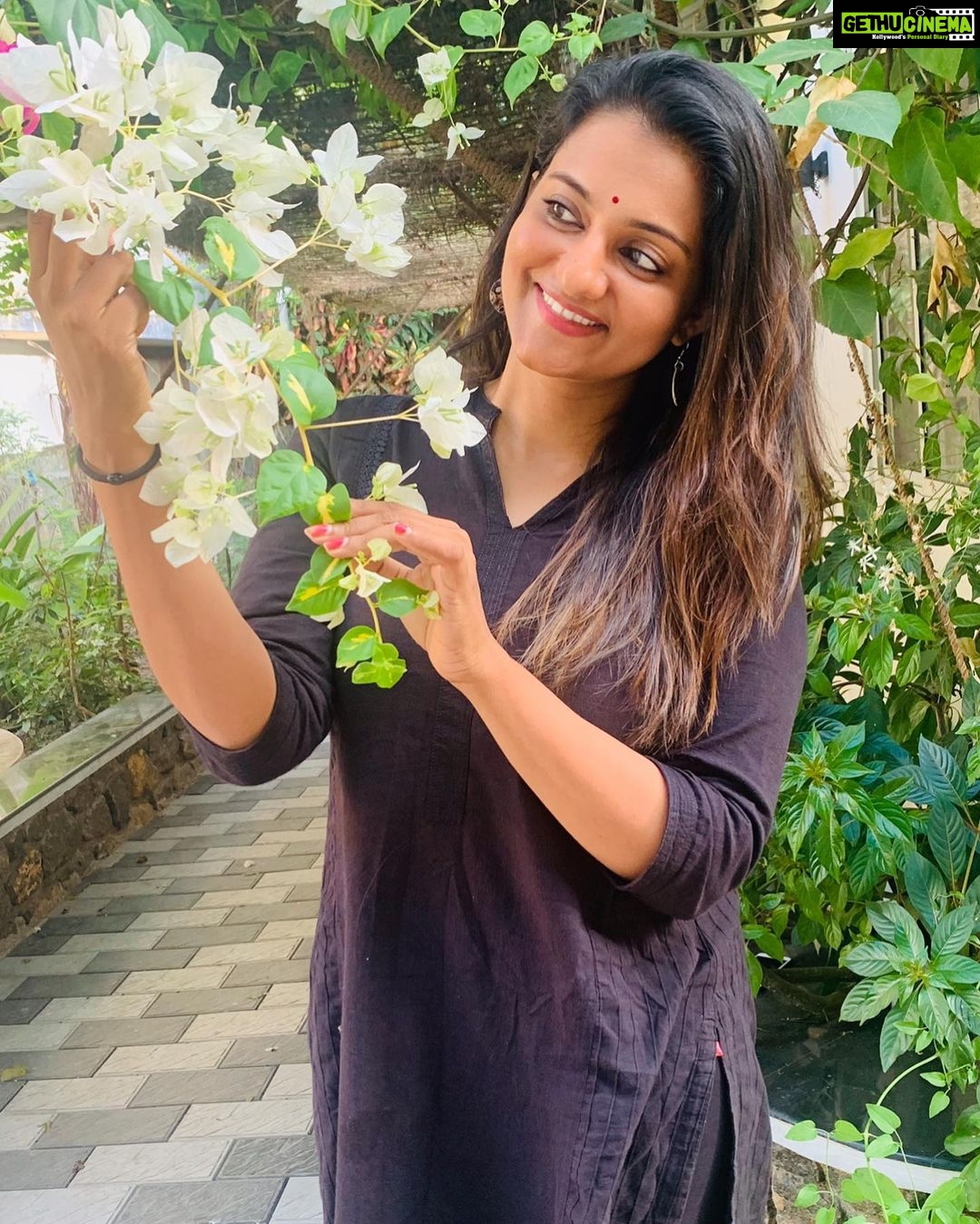 Priyanka Nair Instagram - മലര്മണം മാഞ്ഞല്ലൊ മറ്റുള്ളോര് പോയല്ലോ മമസഖീ നീയെന്നു വന്നു ചേരും മനതാരില് മാരിക്കാര് മൂടിക്കഴിഞ്ഞല്ലോ മമസഖീ നീയെന്നു വന്നുചേരും ഒരു പുഷ്പം മാത്രമെന് പൂങ്കുലയില് നിര്ത്താം ഞാന് ഒടുവില് നീയെത്തുമ്പോള് ചൂടിക്കുവാന് ♥️♥️♥️
