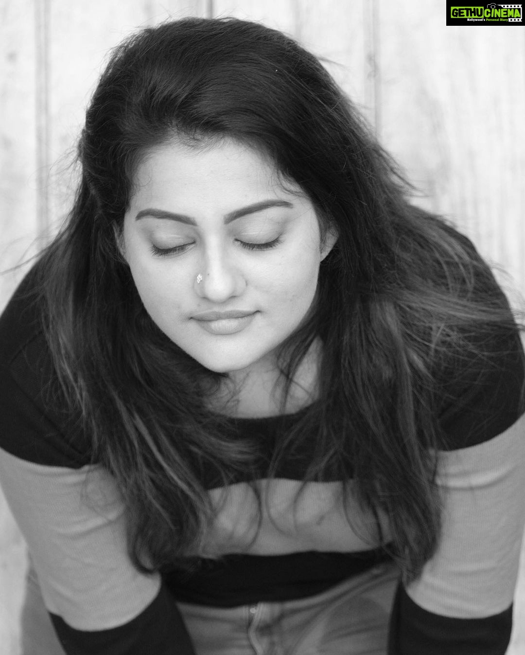 Priyanka Nair Instagram - Last pics from this series ♥️ Clicked by @sethumohanmuvattupuzha #blackandehitephotography #priyankanair