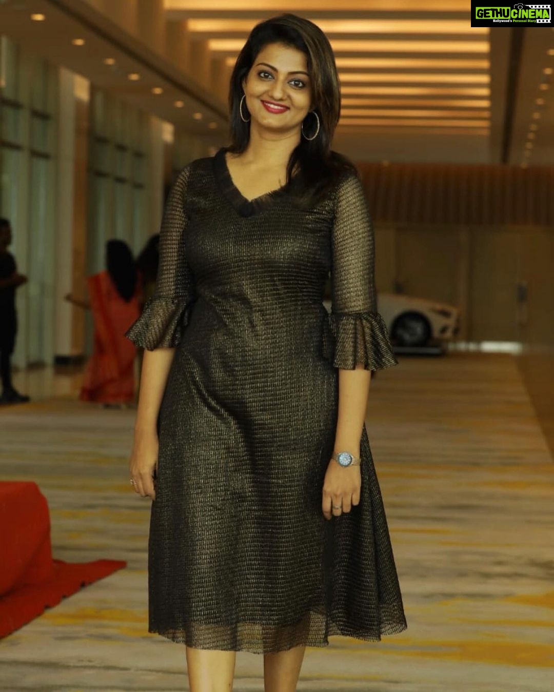 Priyanka Nair Instagram - You can wear black at any time 🖤#throwbackfriday @aanunobby - - - #black#golden#priyankanair#actress#bollywood#kollywood#tollywood#hollywood#photoshoot#instday#instatime#instapic#hudabeauty#huda#instagram
