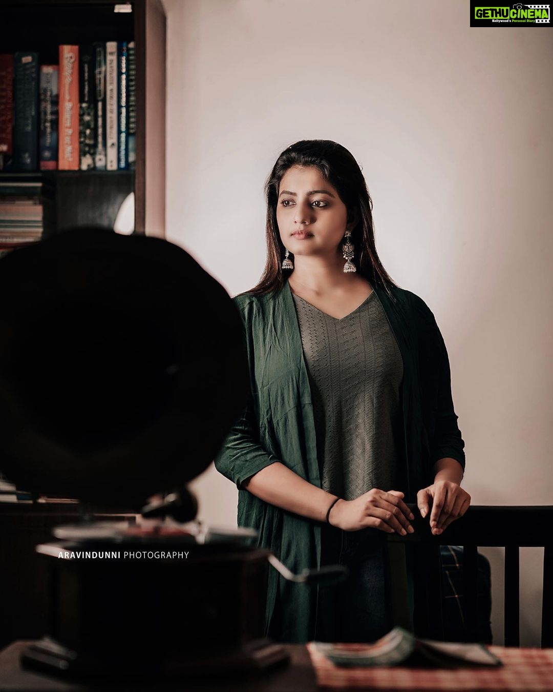 Priyanka Nair Instagram - Live in the moment 🦋 @aravindunni @aneesh_perunguzhi