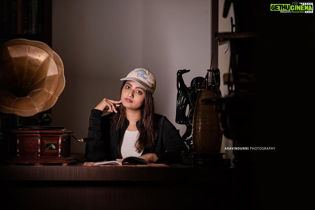 Priyanka Nair Instagram - Live in the moment 🦋 @aravindunni @aneesh_perunguzhi - - - #black#photoshoot#priyanka#priyankanair#insta#instaday#instagram