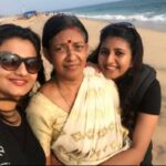 Priyanka Nair Instagram - സ്നേഹം ♥️ #amma#sisterlove - - - #mother#beachday#happylime#happyme#travel#travetime#turismo#keralaturisam#poovar#unconditionallove#sea#mood#priyankanair#actress#actor#malluactress#bollywood#kollywood#tollywood#trivandrum#kochi#instabeach#instafamily#instapic#insta#instapic#instagram