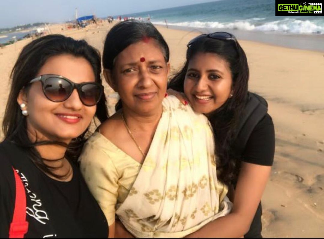 Priyanka Nair Instagram - സ്നേഹം ♥️ #amma#sisterlove - - - #mother#beachday#happylime#happyme#travel#travetime#turismo#keralaturisam#poovar#unconditionallove#sea#mood#priyankanair#actress#actor#malluactress#bollywood#kollywood#tollywood#trivandrum#kochi#instabeach#instafamily#instapic#insta#instapic#instagram