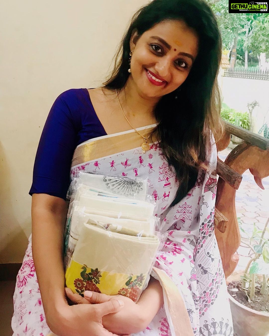 Priyanka Nair Instagram - വളരെ പ്രിയപ്പെട്ട സമ്മാനങ്ങൾ😊 Thank you @ar_handlooms_kuthampully for these beautiful setmundu 😍
