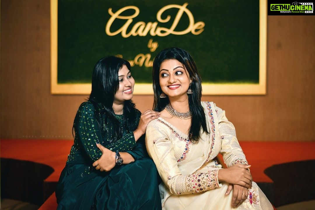 Priyanka Nair Instagram - Aanu..this is one of my favorite pics of us together 🤞#seniorjunior #actordesigner #friendship#from#MIC#college#days♥️ @aanunobby @moses_photography_official #throwback#photoshoot#festivalfashion#traditional#priyankanair