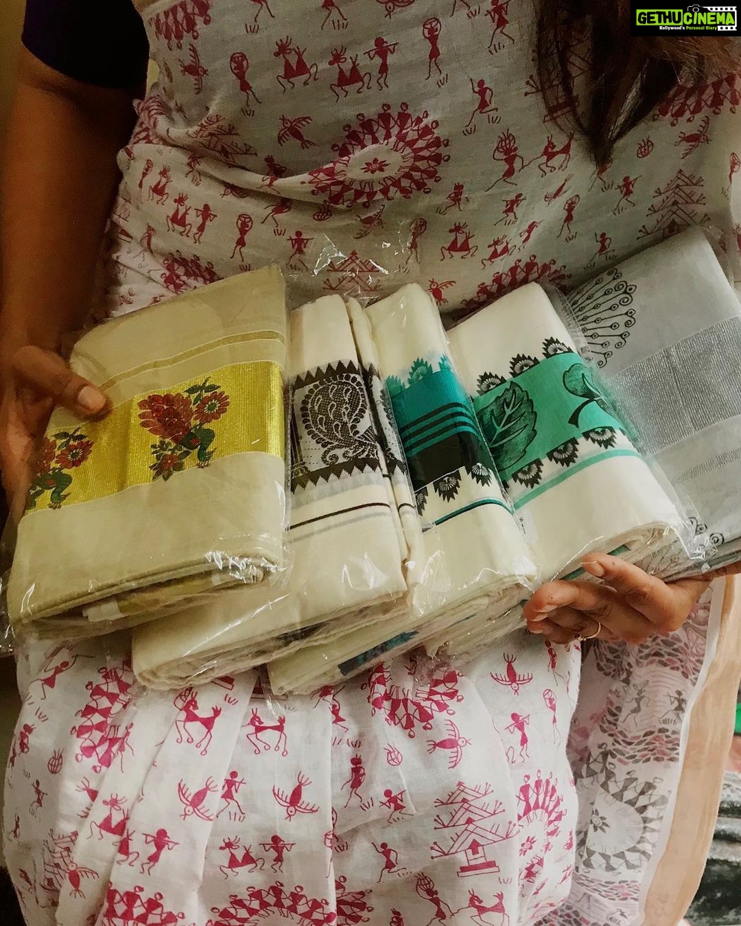 Priyanka Nair Instagram - വളരെ പ്രിയപ്പെട്ട സമ്മാനങ്ങൾ😊 Thank you @ar_handlooms_kuthampully for these beautiful setmundu 😍