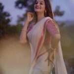 Priyanka Nair Instagram – True happiness lies within you ❤️
📸 @tanu.balak 
MIA – @_sumathefacechanger_ 
#sareepic #priyankanair