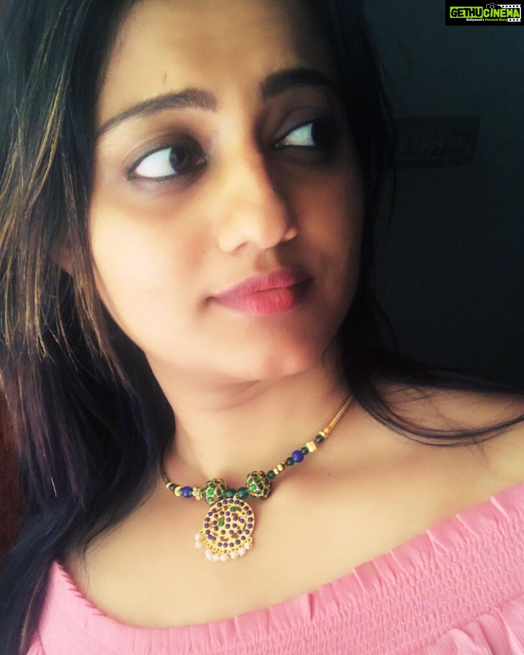 Priyanka Nair Instagram - ചില്ലു ജാലക വാതിലിൽ തിരശ്ശീല ഞൊറിയുമ്പോൾ.. മെല്ലെയൊന്ന് കിലുങ്ങിയോ കൈവളകളറിയാതെ♥️ - - - - #selflove#favorite#malayalam#song#manjari#classmates#laljose#prithviraj#kavyamadhavan#priyankanair#actors#malayalam#films#instagram#instapic#instadaily#insta Home