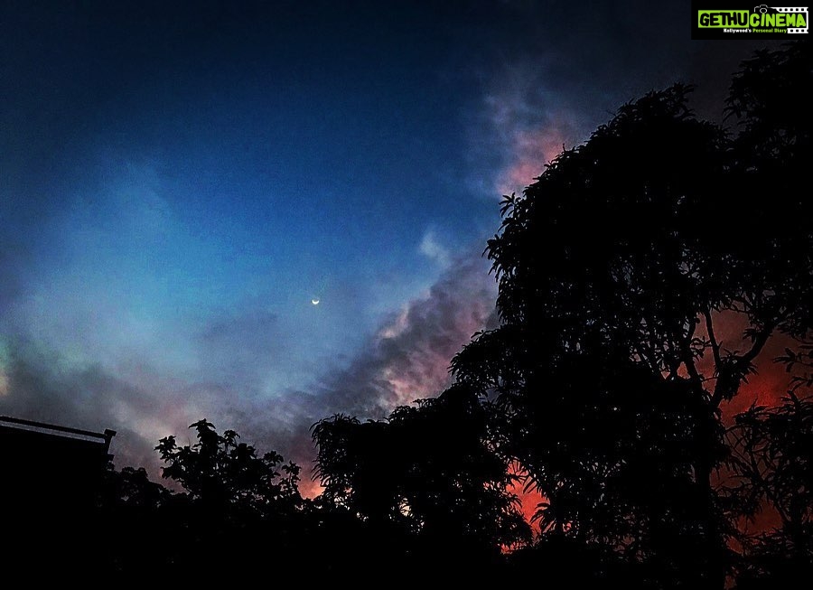 Priyanka Nair Instagram - The crescent moon is clearly visible in the evening sky 🌙 #eveningsky#crescentmoon#photography#shotoniphone#photography#photosoftheday#skywatcher#sky#clouds#trivandrum#kerala Home