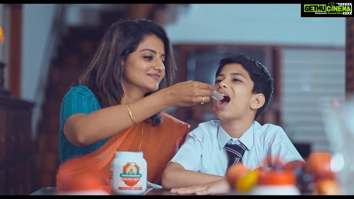 Priyanka Nair Instagram - Sharing Screen space with my sweetheart APPU for the first time ❤️ One of the beautiful moment I will cherish forever in my life 🥰🥰 Director - @rejisyne DOP - @tanu.balak MUA - @_sumathefacechanger_ ☺️☺️☺️☺️☺️ #pankajakasthoori #commercial #ad #priyankanair #mukunth