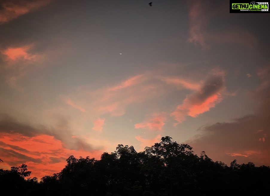 Priyanka Nair Instagram - The crescent moon is clearly visible in the evening sky 🌙 #eveningsky#crescentmoon#photography#shotoniphone#photography#photosoftheday#skywatcher#sky#clouds#trivandrum#kerala Home