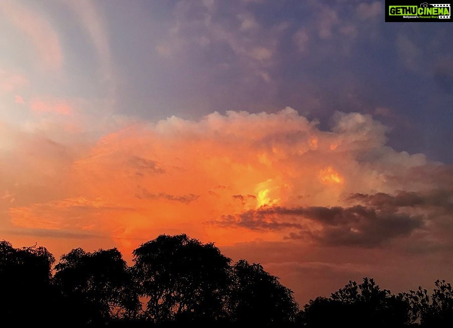 Priyanka Nair Instagram - The crescent moon is clearly visible in the evening sky 🌙 #eveningsky#crescentmoon#photography#shotoniphone#photography#photosoftheday#skywatcher#sky#clouds#trivandrum#kerala Home