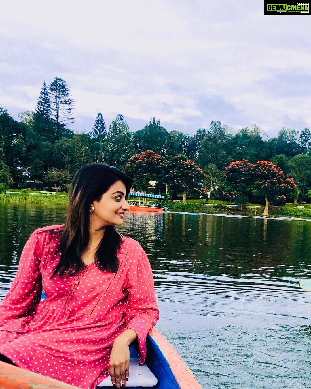Priyanka Nair Instagram - “The secret of happiness is not found in seeking more,but in developing the capacity to enjoy less” #yercauddiaries#shootingdays#lake#naturelove 🖤 Yercaud Lake