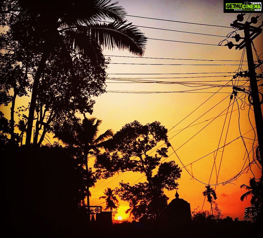 Priyanka Nair Instagram - ൻ്റെ നാട്ടിലെ അസ്തമന കാഴ്ച്ച. #vamanapuram#eveningsky#sunset