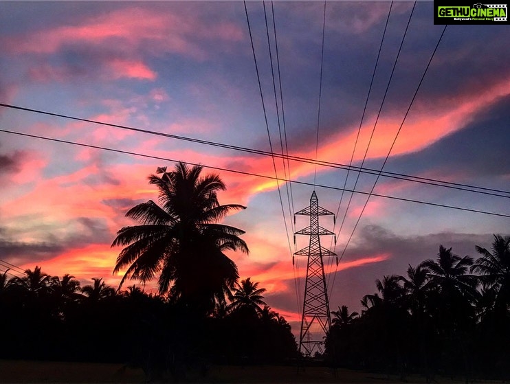 Priyanka Nair Instagram - ഒരു പാലക്കാടൻ സായാഹ്നം #throwback#eveningsky
