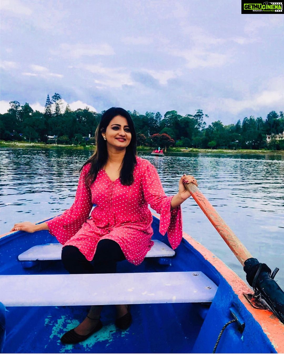 Priyanka Nair Instagram - “The secret of happiness is not found in seeking more,but in developing the capacity to enjoy less” #yercauddiaries#shootingdays#lake#naturelove 🖤 Yercaud Lake