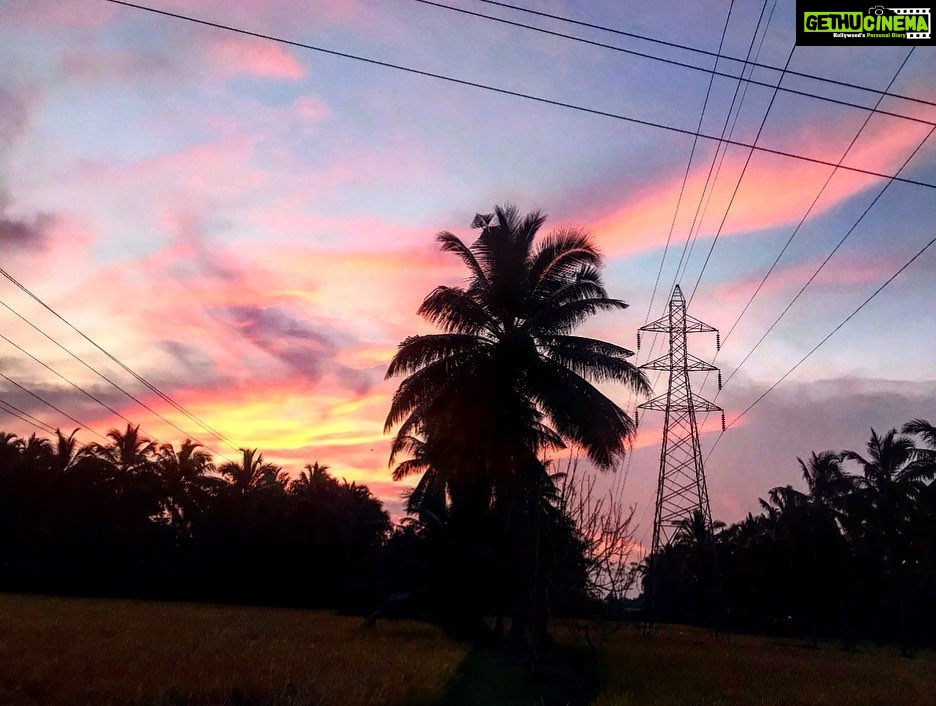 Priyanka Nair Instagram - ഒരു പാലക്കാടൻ സായാഹ്നം #throwback#eveningsky