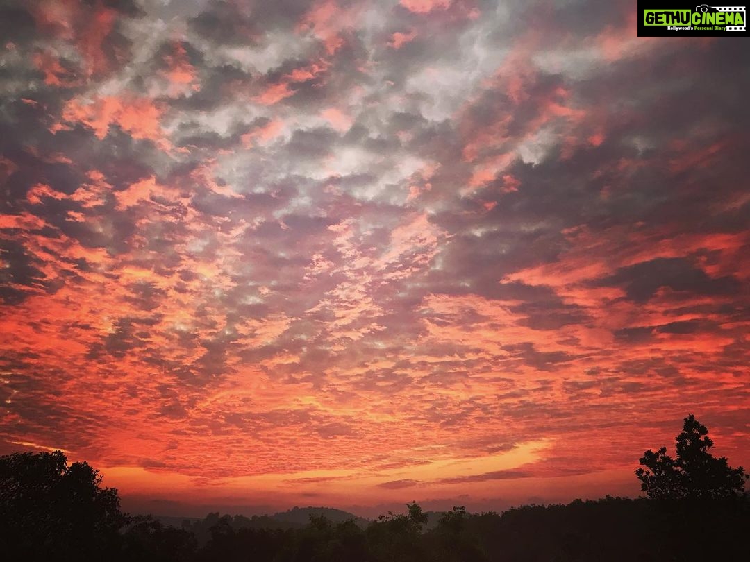 Priyanka Nair Instagram - Scattering of colours 🌞 Sunrise effect 🌅 📸from terrace . #sunrise #scatteringoflight #morningvibe#skywatcher #aprilsky Home