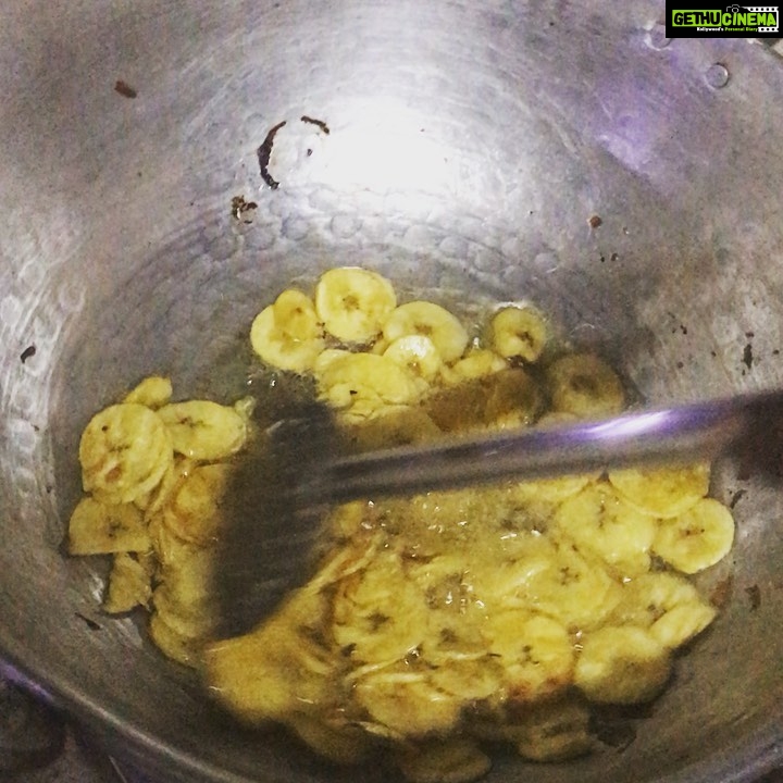 Priyanka Nair Instagram - Making Ripe Plantain Chips (Banana chips ) at home😋😋 #homemade#favorite#yummy#lockdowndays#useyourtimewell#stayathome#bepositive#bewithfamily#cookinglove My Home Exhibition
