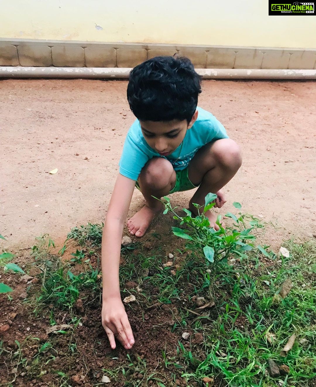 Priyanka Nair Instagram - വീട്ടിലെ അപ്പു എന്ന അവധിക്കാല കുട്ടികൃഷിക്കാരൻ ,സ്വന്തമായൊരു പച്ചക്കറിത്തോട്ടത്തിനായുള്ള കടുത്ത ശ്രമത്തിൽ 😃😃😍😍😍😍 #lockdowndays#appusquarentinedays#preparingseedbeds#sowingtheseeds#vegitablegarden#stayhome#staysafe#dosomethingyouloveandyoullneverworkadayinyourlife Home