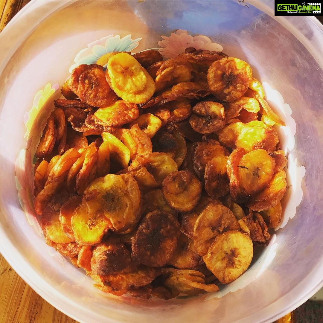 Priyanka Nair Instagram - Making Ripe Plantain Chips (Banana chips ) at home😋😋 #homemade#favorite#yummy#lockdowndays#useyourtimewell#stayathome#bepositive#bewithfamily#cookinglove My Home Exhibition