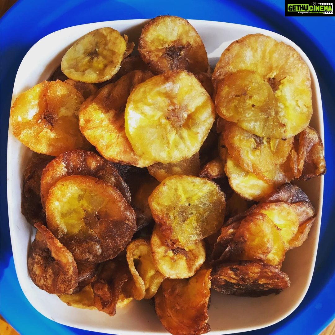Priyanka Nair Instagram - Making Ripe Plantain Chips (Banana chips ) at home😋😋 #homemade#favorite#yummy#lockdowndays#useyourtimewell#stayathome#bepositive#bewithfamily#cookinglove My Home Exhibition