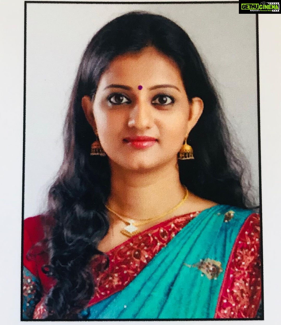 Priyanka Nair Instagram - chin പൊടിക്ക് up.. eyes open.. Ready😃 🤩 🤩 🤩 #passportsizephoto#priyankanair