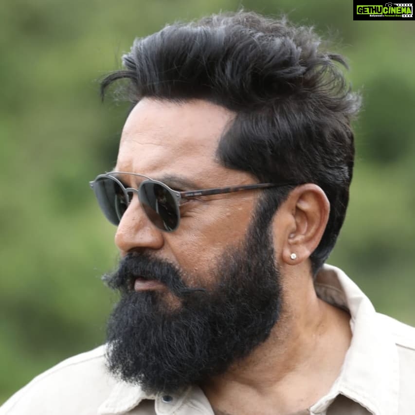 R. Sarathkumar Instagram - Wishing you all a very happy peaceful prosperous and healthy new year ,leave the past behind, learn from it and move forward to achieve your dreams, Lots of love to all my friends fans and relatives alike @radikaasarathkumar @varusarathkumar @rayanemithun @amithun_25 @poojasarathkumar @sarathrahhul