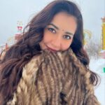 Raashi Khanna Instagram - Cozying up, wanting a warm hug and maybe some hot chocolate!! 🤎 #moscow