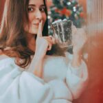 Raashi Khanna Instagram - Merry Christmas you all!! 🌲 Wish you some love, warmth and happiness! Hope you have hot chocolate today and eat lots of 🍰 Love always 🤗♥️
