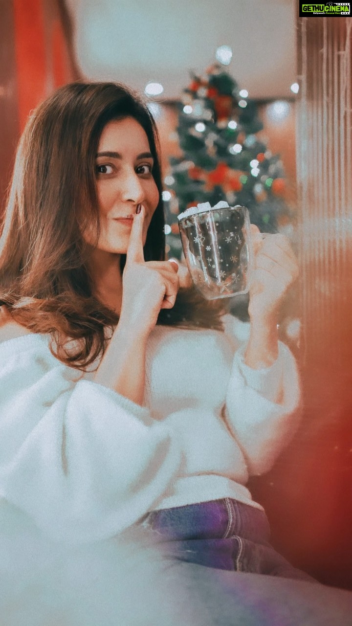 Raashi Khanna Instagram - Merry Christmas you all!! 🌲 Wish you some love, warmth and happiness! Hope you have hot chocolate today and eat lots of 🍰 Love always 🤗♥️