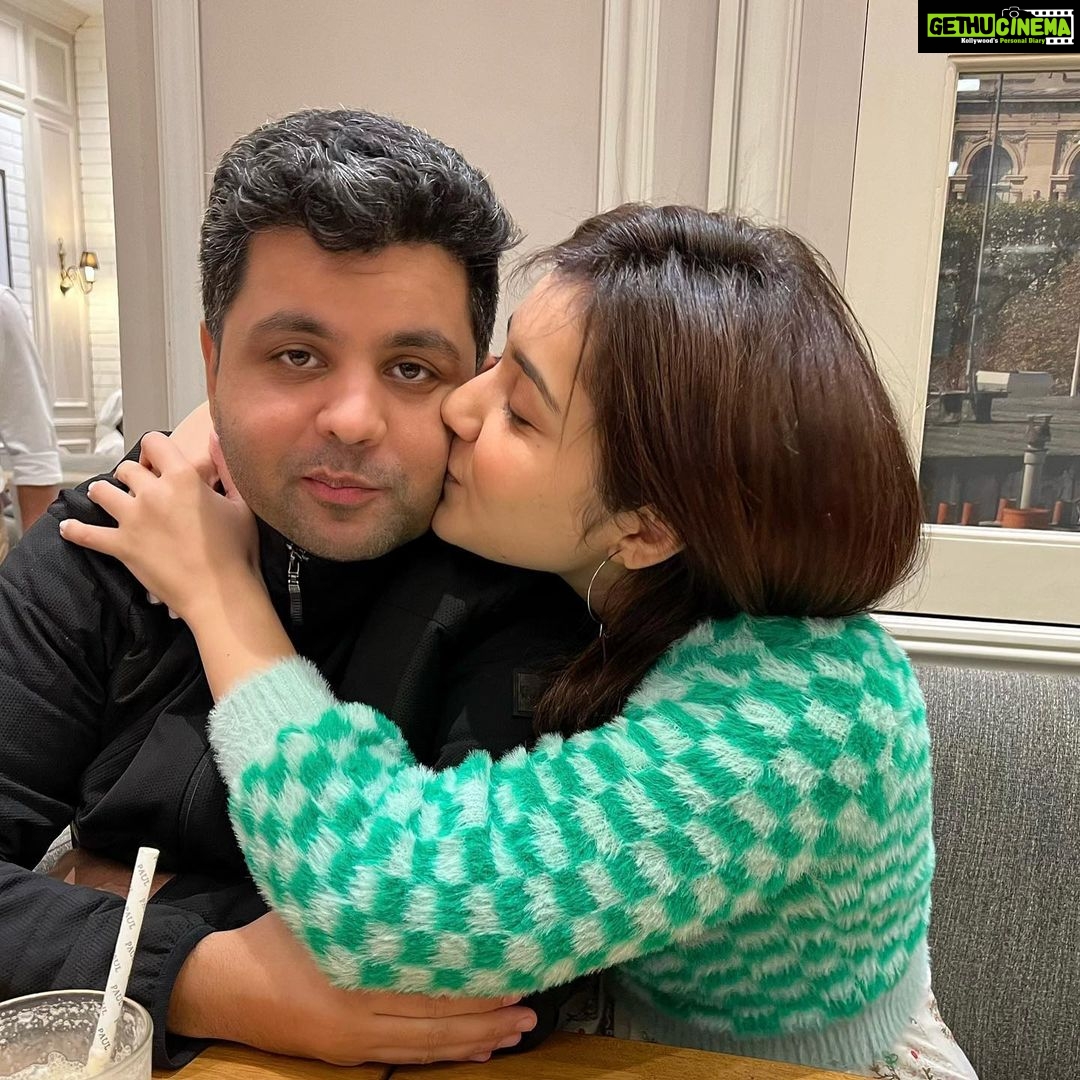 Raashi Khanna Instagram - Always going to squish your cheeks! 👀🤪 Love you hon @khannaraunaq ♥️