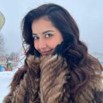 Raashi Khanna Instagram – Cozying up, wanting a warm hug and maybe some hot chocolate!! 🤎 
#moscow