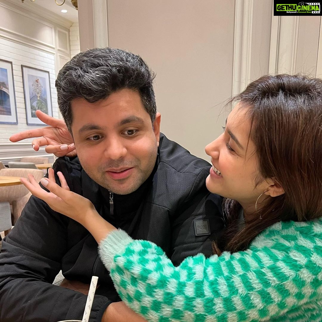 Raashi Khanna Instagram - Always going to squish your cheeks! 👀🤪 Love you hon @khannaraunaq ♥️