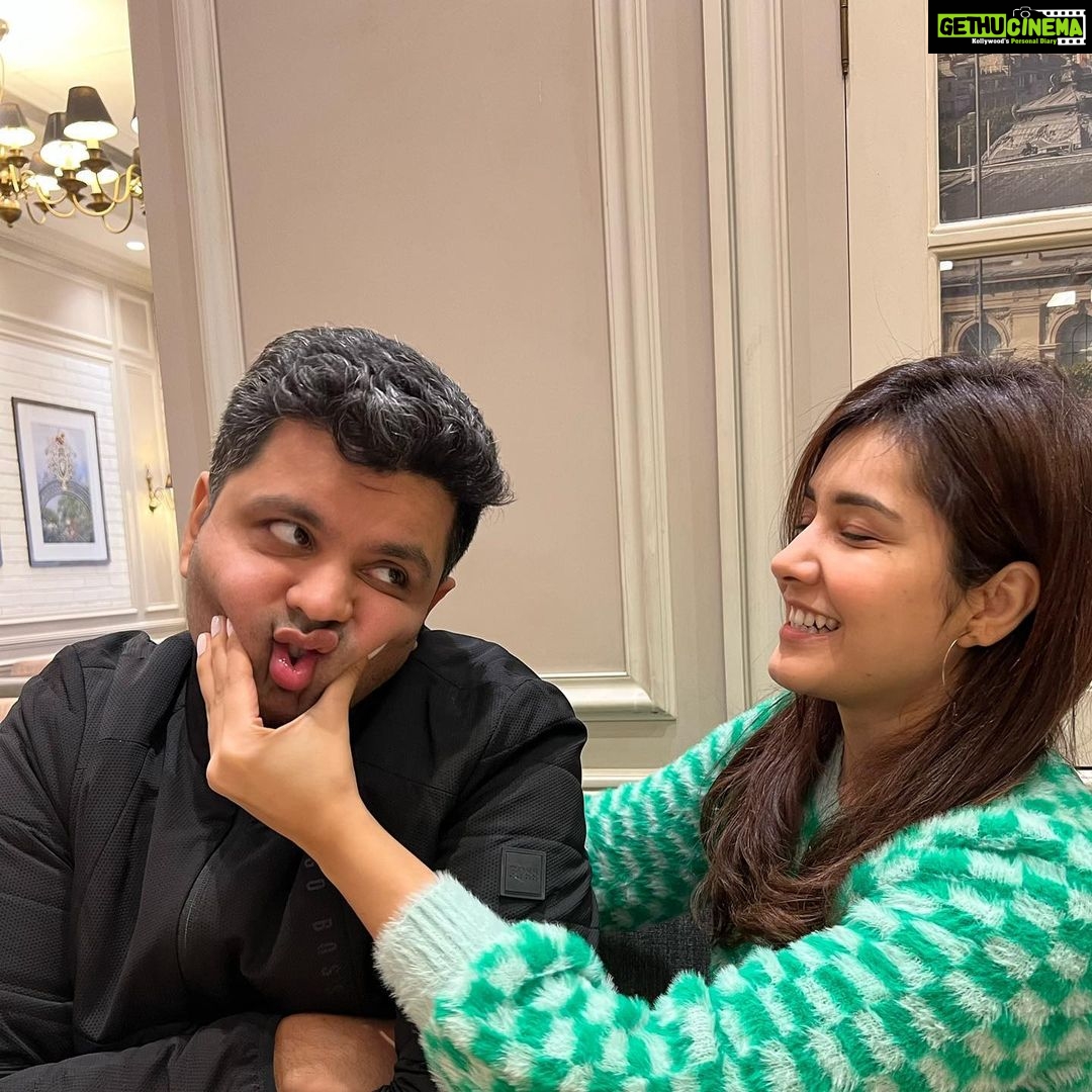 Raashi Khanna Instagram - Always going to squish your cheeks! 👀🤪 Love you hon @khannaraunaq ♥️