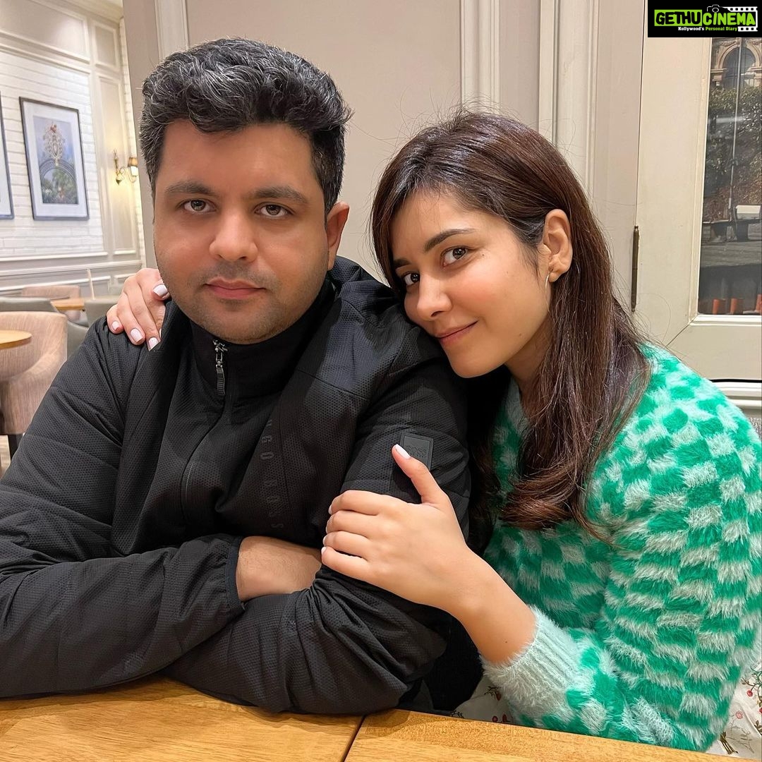 Raashi Khanna Instagram - Always going to squish your cheeks! 👀🤪 Love you hon @khannaraunaq ♥️