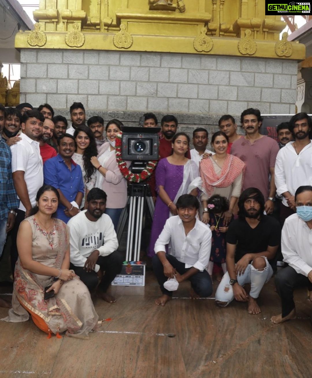 Rachita Ram Instagram - Glimpse of today’s Muhurtham of our #Shabari. With the blessing of my favourite Anjeneya🙏🏻 #gaalianjaneyatemple . . @shettynaveen19 @raghumukherjee @prathapnarayan @keshava.mahadeva @chethu.kumar175 @rjmayuraa_raghavendra