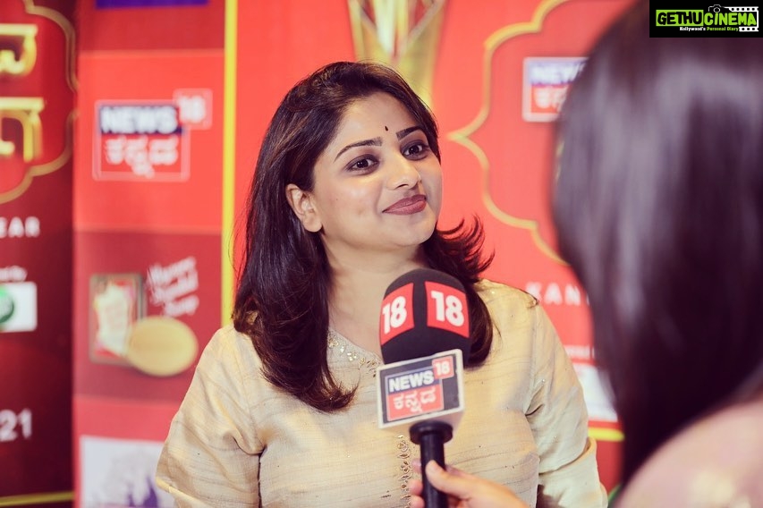 Rachita Ram Instagram - Glimpse of @news18kannada #varshadakannadiga2021 Do watch it today at 6pm @sukeshhegde007 @anchorharishnagaraju @news18kannada