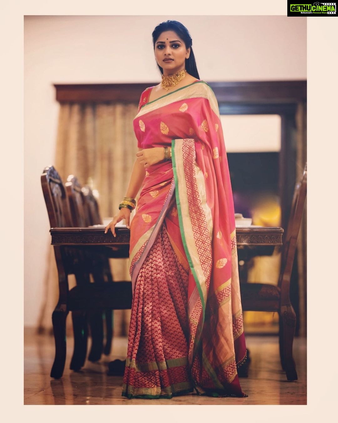 Rachita Ram Instagram - ಕನ್ನಡವೆನೆ ಕುಣಿದಾಡುವುದೆನ್ನೆದೆ ಕನ್ನಡವೆನೆ ಕಿವಿ ನಿಮಿರುವುದು, ಸತ್ಯ ಕನ್ನಡವೆಂದರೆ ಸಾಕು ಮನ ಮೈ ನವಿರೇಳುತ್ತದೆ. ಕನ್ನಡಕ್ಕಾಗಿ ಬದುಕಿದ ಎಲ್ಲ ಸಾಹಿತಿ, ಕವಿಪುಂಗರಿಗೆ ದೊಡ್ಡ ಸಲಾಂ. ಕನ್ನಡವನ್ನ ಬೆಳಸಿ ಅಂತ ಹೇಳೋ ಮೊದ್ಲು ಕನ್ನಡವನ್ನ ಬಳಸಿ ಅಂತ ಕೇಳ್ಕೋತೀನಿ ಆಗ ಕನ್ನಡ ತಾನಾಗೇ ಬೆಳೆಯುತ್ತೆ🙏 ಕೇವಲ ನವೆಂಬರ್ 1ರ ಕನ್ನಡಿಗರಾಗಬೇಡಿ ನಂಬರ್ 1 ಕನ್ನಡಿಗರಾಗಿ. ಕನ್ನಡ ರಾಜ್ಯೋತ್ಸವದ ಶುಭಾಶಯಗಳು, ಇಂದು ಎಂದು ಮುಂದು ಎದೆತಟ್ಟಿ ಹೇಳು ನಾ ಕನ್ನಡಿಗ ಎಂದು❤️ ರಚಿತ ರಾಮ್